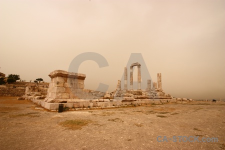 Block pillar amman ruin roman.