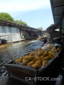 Damnoen saduak canal building southeast asia market.