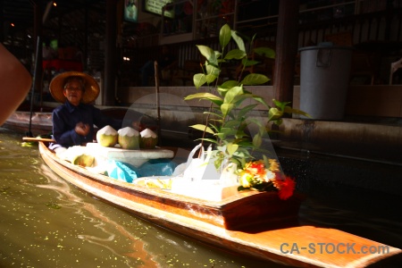 Damnoen saduak person water boat market.