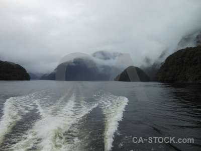 Doubtful sound fiord mountain cloud wake.