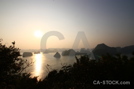 Island water ha long bay sunrise unesco.