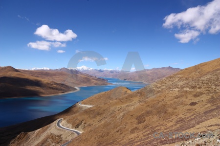 Lake yamzho yumco tibet desert sky.