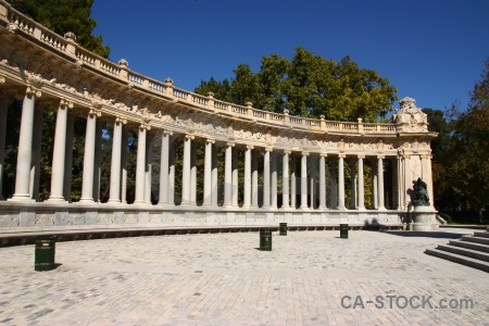 Monument tree parque del retiro sky europe.