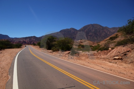 Mountain yellow line argentina salta tour 2 quebrada de las conchas.