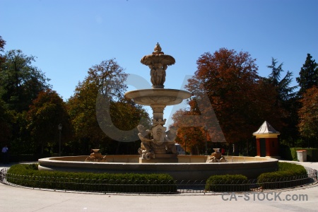 Parque del retiro fountain madrid tree sky.