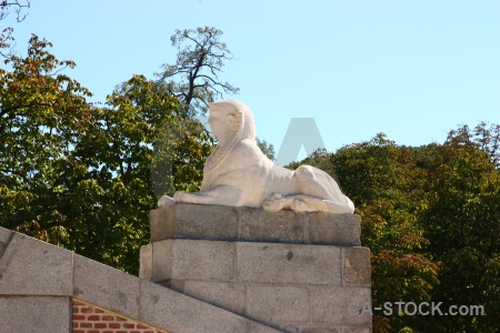 Parque del retiro lion madrid animal statue.