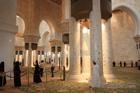 Person muslim uae building mosque.