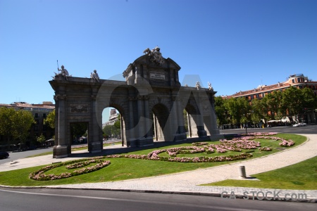 Plaza independencia grass monument road archway.