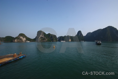 Pontoon limestone vehicle vinh ha long cliff.