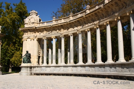 Sky monument tree parque del retiro europe.