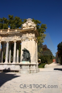 Spain sky parque del retiro tree monument.