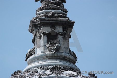 Structure statue.