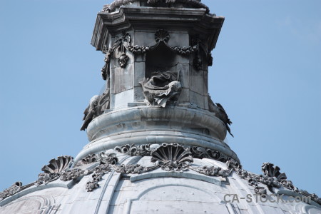 Structure statue.