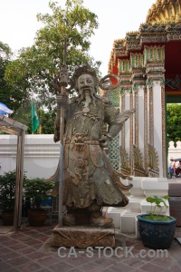 Thailand temple pillar statue tree.