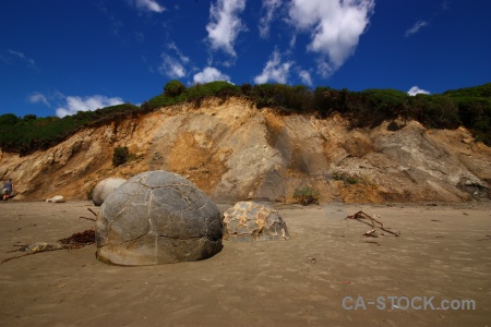 Tree rock cloud moeraki boulders spherical.