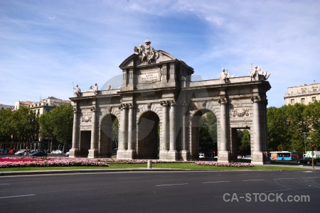 Tree spain monument cloud plaza independencia.