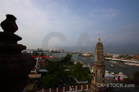 Wat arun boat water vehicle sky.