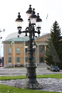 White lamp post green.